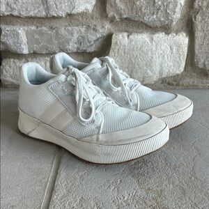 Sorel Women’s white sneaker canvas